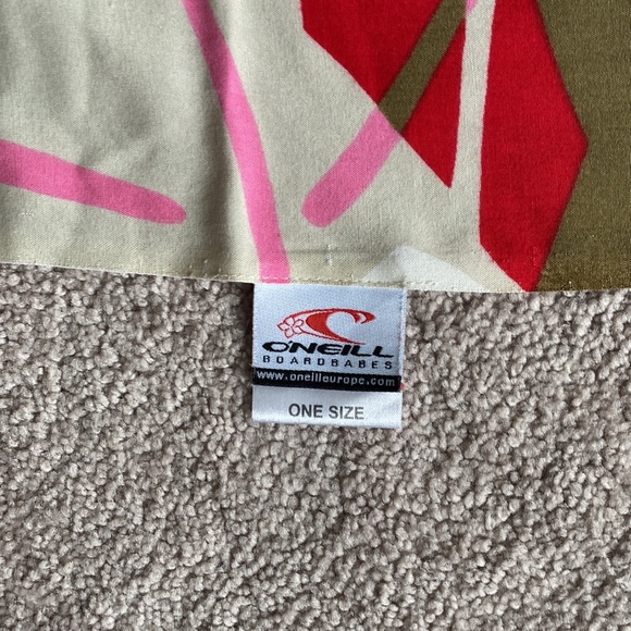 O’Neil vintage cover up. Size 65” x 45” with fringe. Excellent condition - Picture 3 of 7